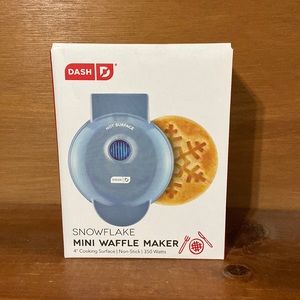 Dash Snowflake Mini Waffle Maker BRAND NEW